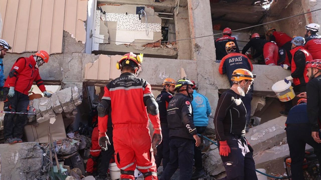 Kocaeli Gebze'de çöken binadan 1 kişi sağ olarak çıkartıldı!