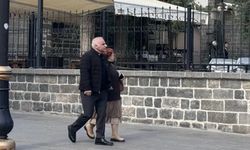 Diyarbakır Valisi korumasız halkın arasına karıştı