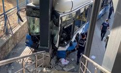 Ankara'da belediye otobüsü kaza yaptı: Çok sayıda yaralı var!