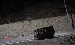 Artvin’de heyelan: Karadeniz sahil yolu trafiğe kapandı