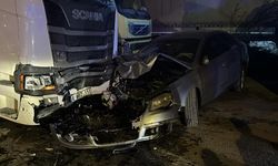 Park halindeki araçlara çarpan araçtaki 4 kişi ağır yaralandı!