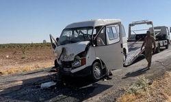 Şanlıurfa’da minibüs ile otomobil çarpıştı: 15 yaralı