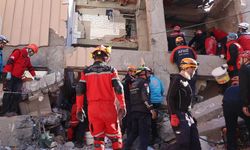 Kocaeli Gebze'de çöken binadan 1 kişi sağ olarak çıkartıldı!