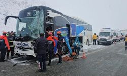 Erzincan’da yolcu otobüsü tıra çarptı: 3 yaralı
