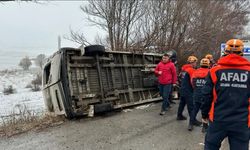 Sivas’ta öğrenci servisi devrildi: 15 yaralı