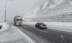 Bolu Dağı’nda kar yağışı ulaşımı olumsuz etkiliyor