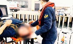 Karasu açıklarında gemide rahatsızlanan yolcu Sahil Güvenlik tarafından kurtarıldı