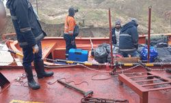 Karadeniz’de karaya oturan Türk gemisinin mürettebatı tahliye edildi