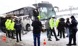 Bitlis’te yolcu otobüsü polis noktasına çarptı