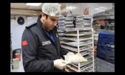 Akyazı’da ayakla hamur çiğnendiği tespit edilen tatlı imalathanesi mühürlendi