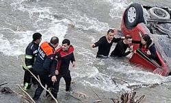 Amasya’da otomobil nehre uçtu: Anne ve kızı kurtarıldı