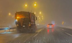 Bolu Dağı’nda kar yağışı etkisini artırıyor, ekipler sahada