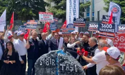 Memurlar basın açıklamasında sabır taşını balyozla kırdılar