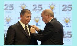 İzmir’de Kartlar Yeniden Dağıtılıyor: Cemil Tugay AK Parti’ye Katıldı