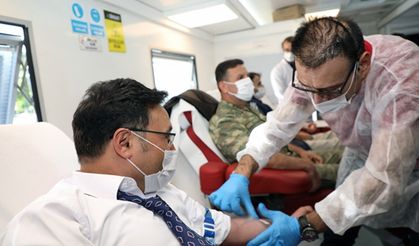 Vali Çiçek hem kan verip can verdi, hem de yaşlıları unutmadı