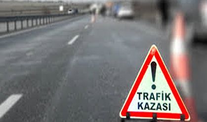 Ambulansı sollamaya çalışırken kamyonetle çarpıştı;4 ölü ,3 yaralı