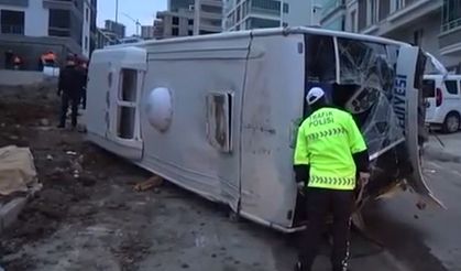 Belediye işçilerini taşıyan servis devrildi;ölü ve yaralılar var!