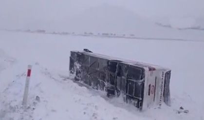 Ağrı’da Tipi Nedeniyle Yolcu Otobüsü Devrildi