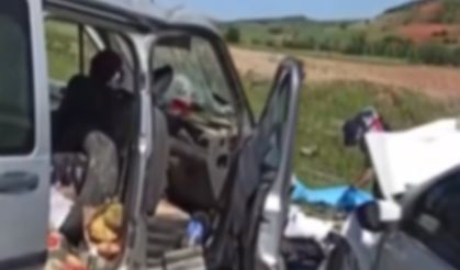 İki araç kafa kafaya çarpıştı : 4 ölü 8 yaralı!