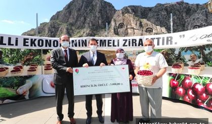 Meyve Diyarı Amasya’nın En İyi Kiraz Üreticisine Ödül Verildi