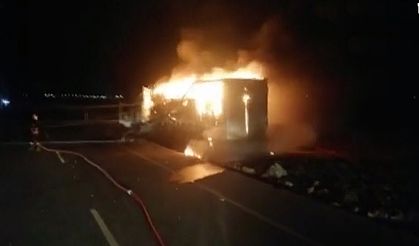 Virajı alamayan tır elektrik direğine çarpıp patladı