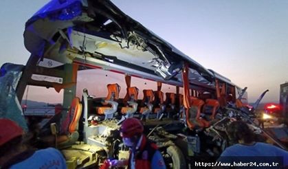 Manisa'da Kamyon ve yolcu otobüsü çarpıştı: 9 can kaybı