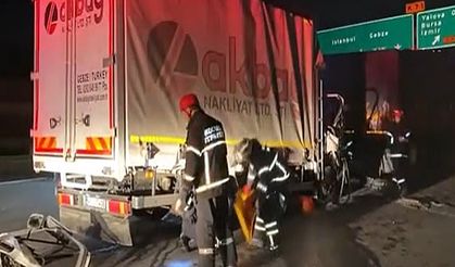 Kamyonet sürücüsü kabininde sıkışarak yaralandı