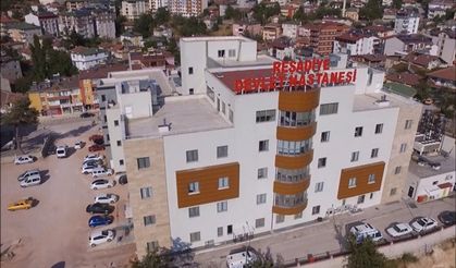 Servis minibüsüyle kamyonet çarpıştı! 2 ölü 11 yaralı