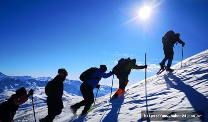 Hakkari'de dağcılar, 3 bin 50 rakımlı zirveye tırmandı