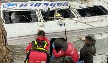 Van'da yolcu minibüsü devrildi: 14 kişi yaralandı
