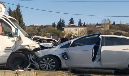 Otomobil işçi servisine ok gibi saplandı: 6 yaralı