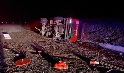 Yangına giden itfaiye aracı devrildi