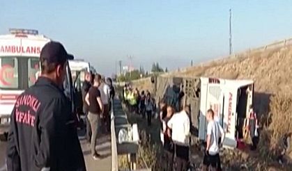Asker adaylarının bulunduğu otobüs devrildi; 38 yaralı!