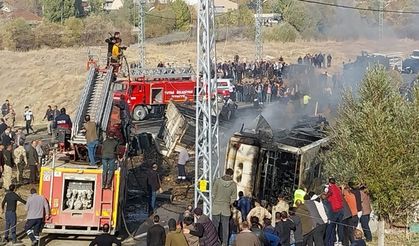 Ağrı'da yolcu otobüsü ile 2 kamyon kafa kafaya çarpıştı: 7 ölü, 11 yaralı