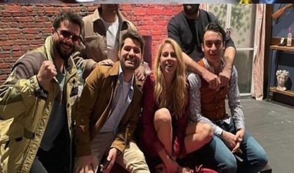 Tiyatro oyuncularını taşıyan minibüs tıra çarptı;3 ölü 8 yaralı!