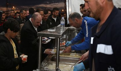Bakan Varank, Kocaeli çadır kentte orucunu açtı