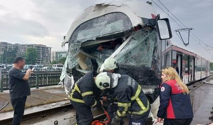 Samsun'da iki tramvay kafa kafaya çarpıştı! 20'den fazla yaralı var