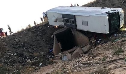 Erzurum'da feci kaza! Yolcu otobüsü şarampole devrildi