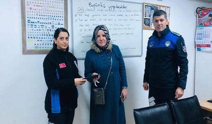 Kayıp para dolu cüzdanı vatandaş buldu, zabıta sahibine teslim etti