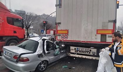 TIR’a otomobil çarptı! 1 ölü 1 yaralı