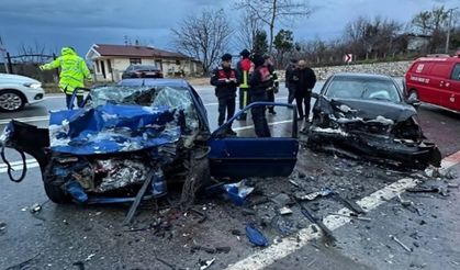 Düzce’de 2 otomobil çarpıştı: 1 ölü, 3 ağır yaralı