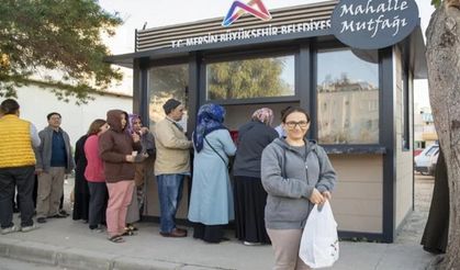 Mersin'de 3 çeşit yemek 10 lira! Herkes Mahalle Mutfakları'na koştu