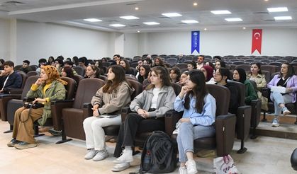 “Bir İnsanı Sevmek” Paneli Sakarya Üniversitesi'nde Gerçekleştirildi