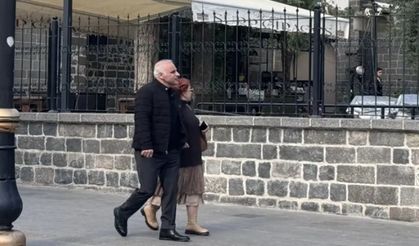 Diyarbakır Valisi korumasız halkın arasına karıştı