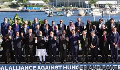 G20'de aile fotoğrafında el ele poz