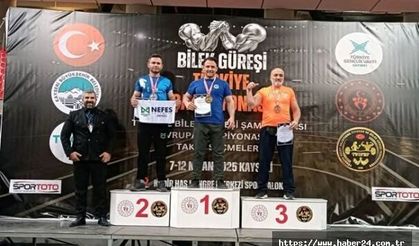 Bayram Ali Ünsür, Türkiye Bilek Güreşi Şampiyonası’nda birinci oldu