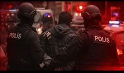 Kendilerini polis ve savcı olarak tanıtan dolandırıcılar suçüstü yakalandı