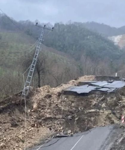 Ordu-Tokat yolunda 300 metrelik bölüm çöktü!
