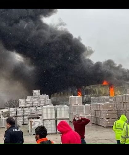 Balıkesir’de Yapı Malzemeleri Deposunda Yangın Çıktı