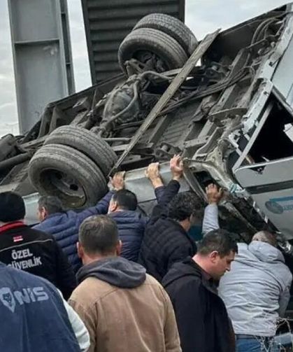 Ankara'da kaza: Minibüs üst geçide çarptı; 5 ölü, 14 yaralı